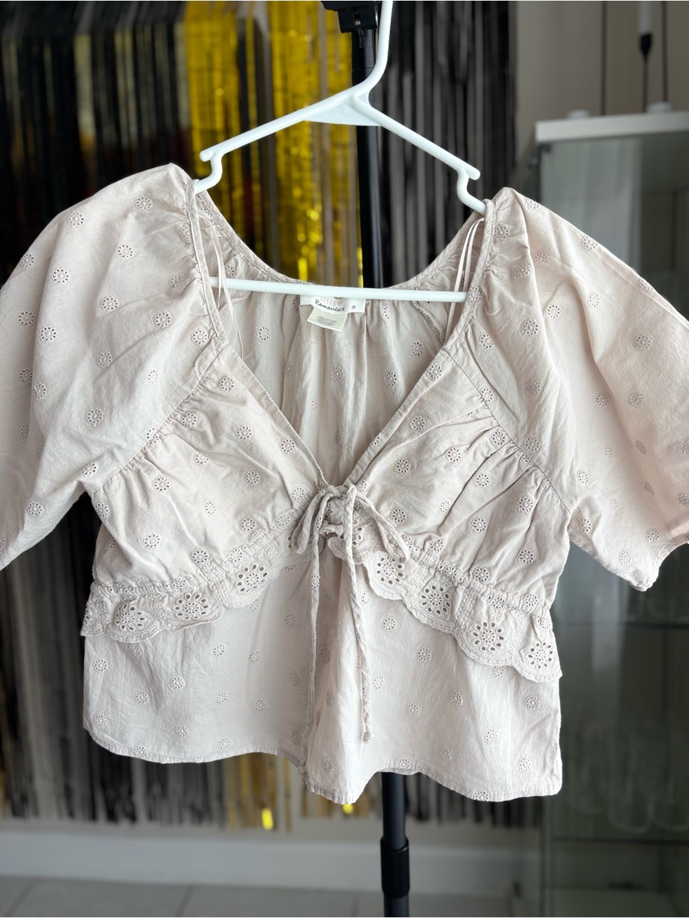 URBAN Romantics Beige Eyelet Tie-Front Peasant Top Sz M